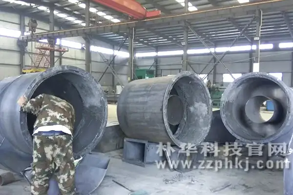 旋风除尘器设备生产忙,旋风除尘器内部涂抹50mm厚的耐磨层