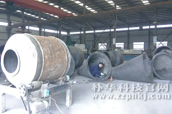 旋风除尘器设备生产忙,旋风除尘器内部涂抹50mm厚的耐磨层